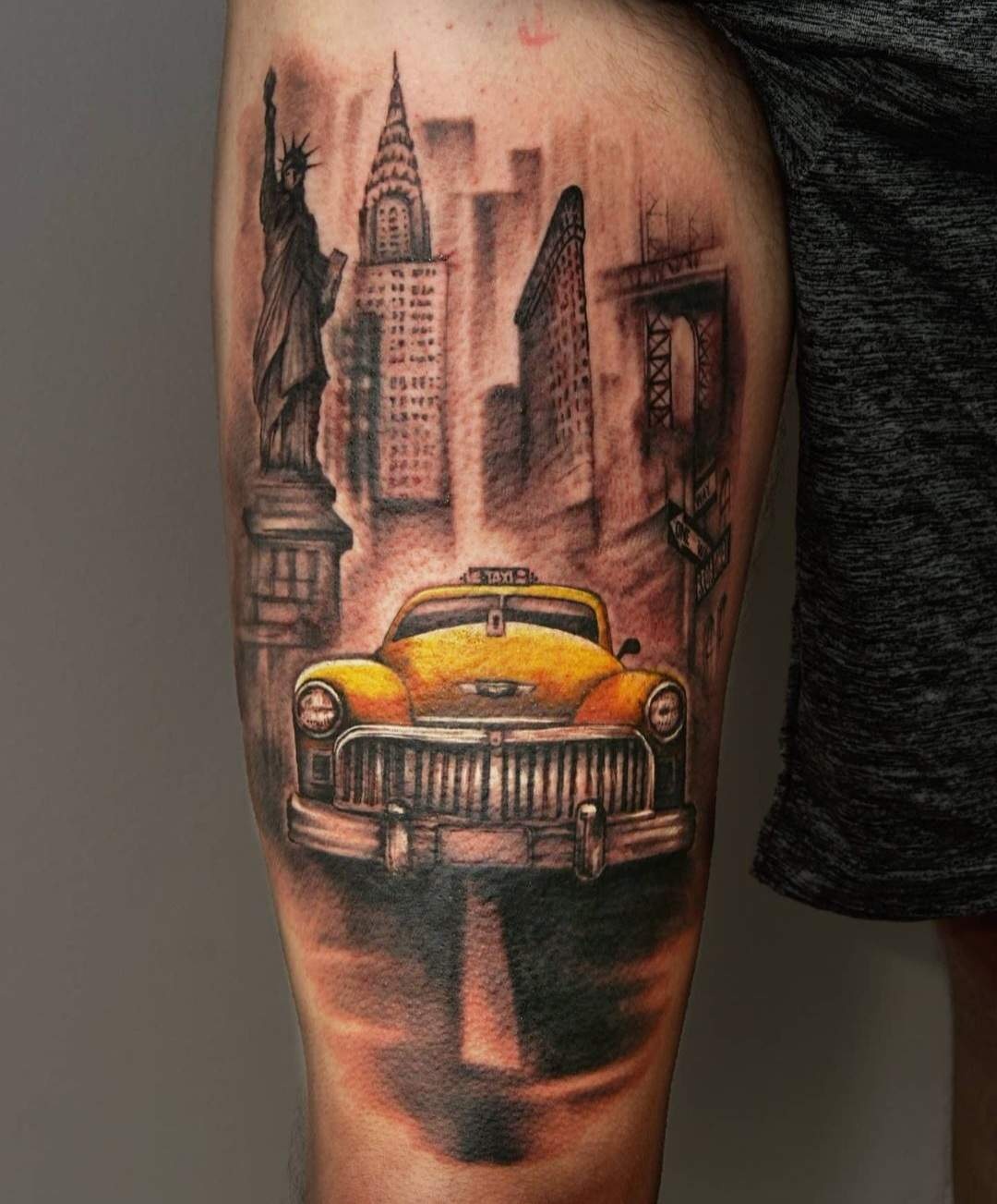 Realistische New Yorker Skyline mit Yellow Cab am Unterarm