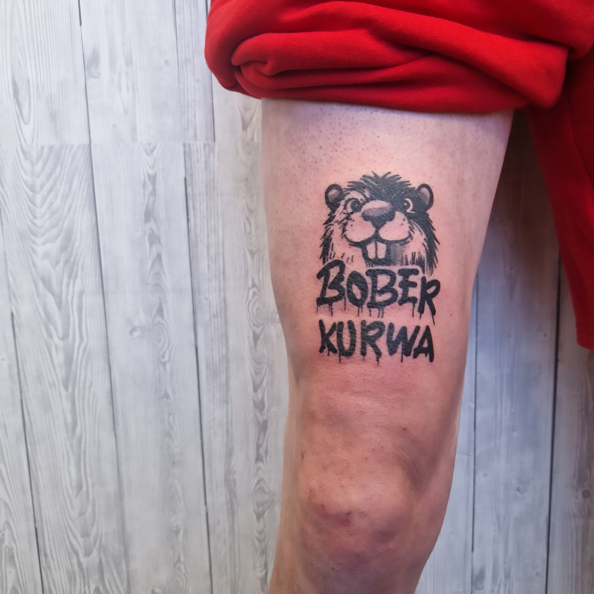 Bober-Kurwa-Cartoon-Tattoo am Oberschenkel
