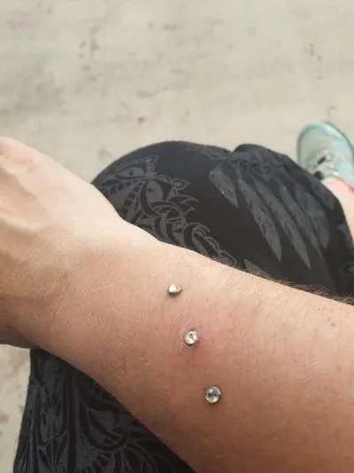 Surface-Piercings am Unterarm mit funkelnden Kristallen