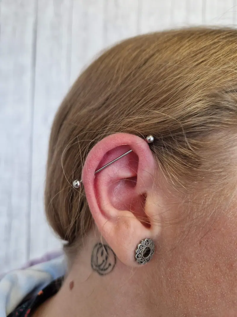 Industrial Piercing am oberen Ohr