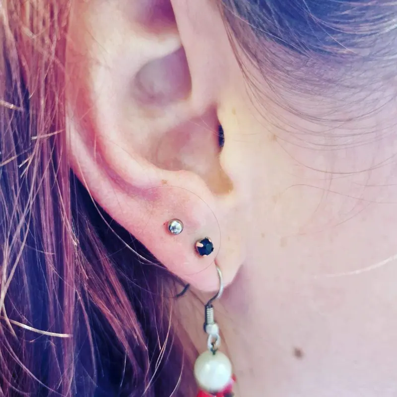 Lobe-Piercing mit schwarzem Kristallstecker