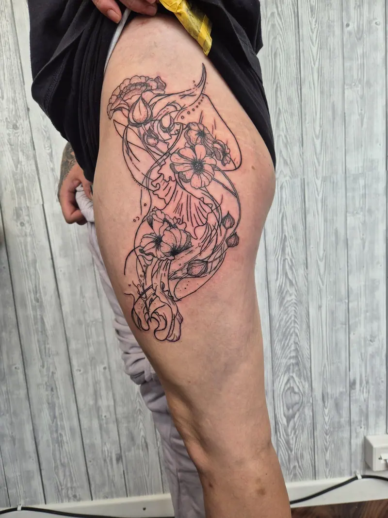 Botanical Fine-Line Tattoo mit Quallen und Blüten an der Hüfte