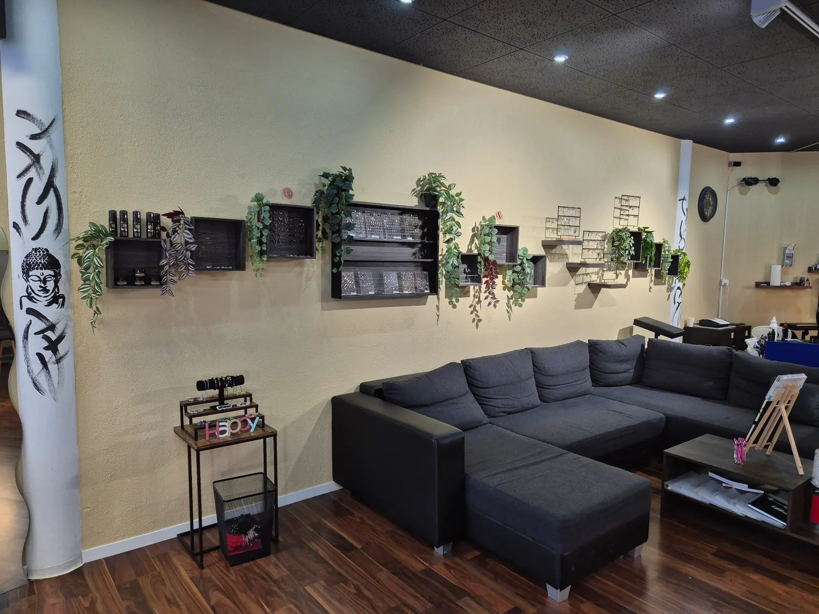 Schmuckwand mit Piercingschmuck im Studio Naked cat Wil