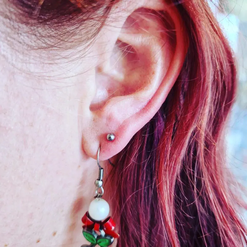Zartes Helix-Piercing mit minimalistischem Stecker
