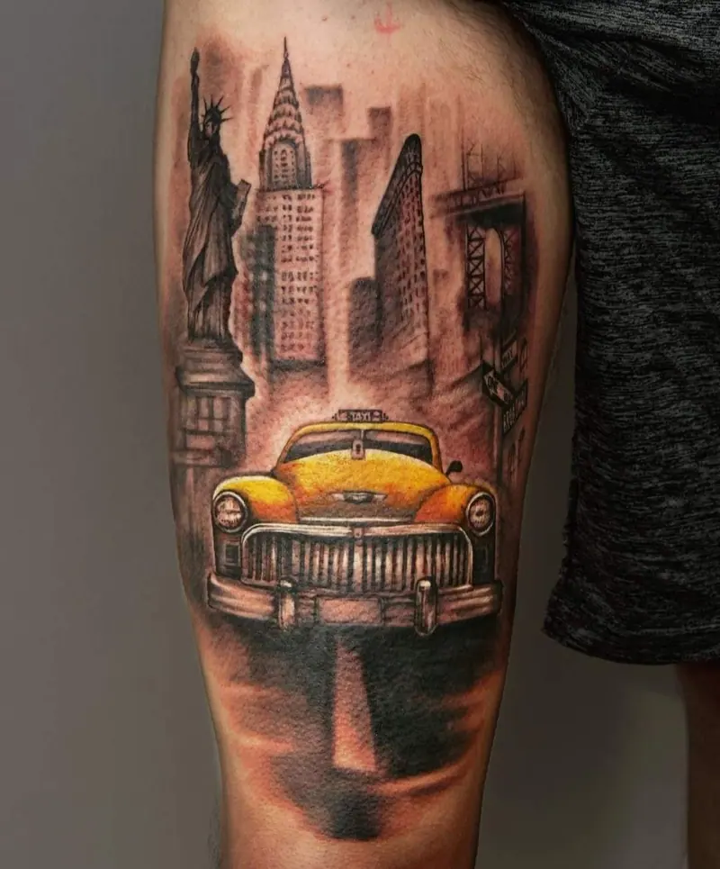 Realistische New Yorker Skyline mit Yellow Cab am Unterarm